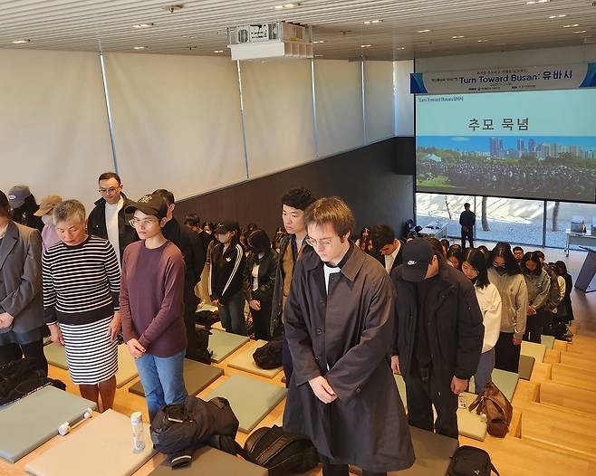 '턴 투워드 부산' 맞아 묵념하는 외국인들 [부산출입국외국인청 제공. 재판매 및 DB 금지]