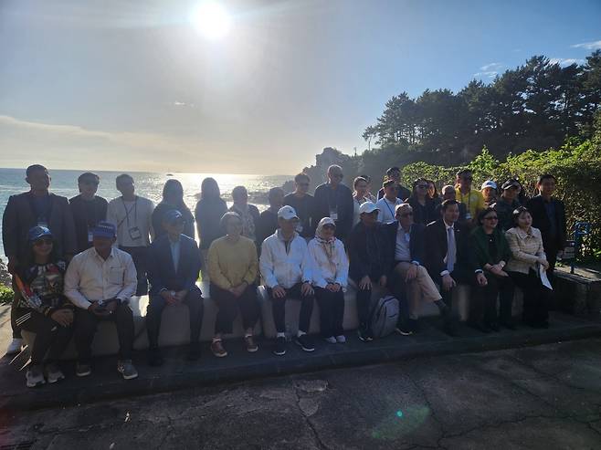 제주올레길에 설치된 한-아세안 기념 벤치 (제주=연합뉴스) 이상서 기자 = 한-아세안센터가 11일 주최한 '제주올레 8코스: 한-아세안 올레' 기념식에 주한 아세안 대사와 아세안 주요 언론인들이 기념 촬영을 하고 있다. shlamazel@yna.co.kr