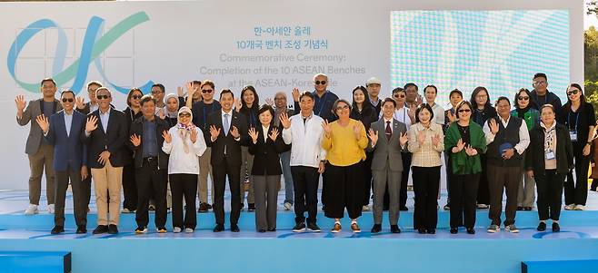 한-아세안 올레 10개국 벤치 조성 기념식 김재신 한-아세안센터 사무총장이 11일 제주 파르나스 호텔에서 주한 아세안 회원국 대사단, 김애숙 제주특별자치도 정무부지사, 안은주 제주올레재단 대표 및 아세안 주요 언론인들과 함께 단체 사진을 촬영하고 있다. [한-아세안센터 제공]