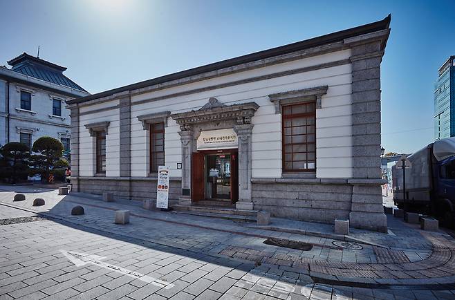 ▲ 인천시 유형문화유산이자 '인천 개항장 근대건축전시관'으로 쓰이는 중구 중앙동2가 옛 일본제18은행 건물.&nbsp;/사진제공=인천관광공사