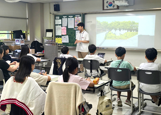 ▲ 동탄국제고등학교 학생이 '2025학년도 지역사회와 함께하는 재능기부 프로그램'을 진행하고 있다./사진제공=동탄국제고등학교