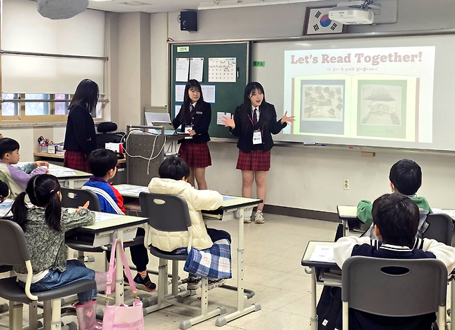▲&nbsp;동탄국제고등학교 학생들이 영어 동화 스토리텔링반 프로그램을 운영하고 있다./사진제공=동탄국제고등학교