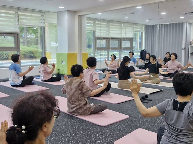 동구가족센터 실버 힐링 요가교실 운영 모습.