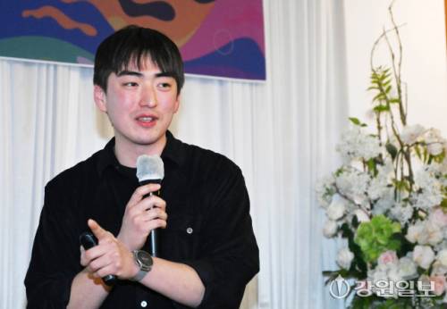 안홍준 감자아일랜드 대표가 6일 춘천베어스호텔에서 열린 2025 소상공인 경쟁력 강화 포럼에서 사례발표하고 있다. 신세희기자