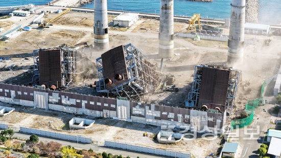 ▲ 11일 한국동서발전 울산화력발전소 보일러 타워 5호기 붕괴 사고 현장에서 4·6호기의 발파 작업이 진행됐다. 폭파 후 연기가 걷히고 드러난 4, 5, 6호기 모습. 김도현기자 do@ksilbo.co.kr