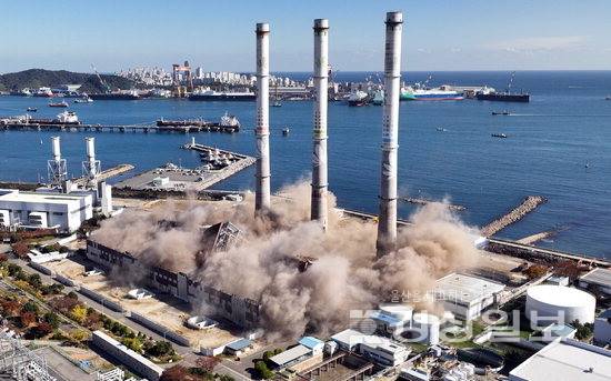 ▲ 11일 한국동서발전 울산화력발전소 보일러 타워 5호기 붕괴 사고 현장에서 매몰자와 실종자 구조를 위해 4·6호기의 발파 작업이 진행됐다. 김도현기자 do@ksilbo.co.kr