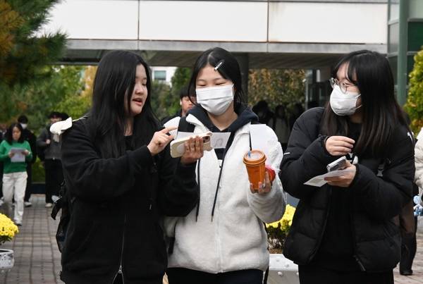 2026학년도 대학수학능력시험을 하루 앞둔 12일 창원시 상산구 창원용호고등학교 학생들이 친구들과 수험표를 확인하며 하교하고 있다. /김구연 기자