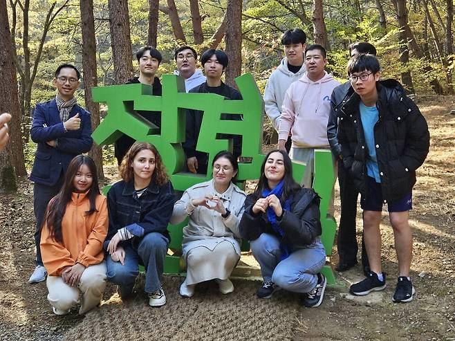 성주군 별별투어에 참가한 외국인 여행객들이 정견모주길을 산책했다. /성주군 제공