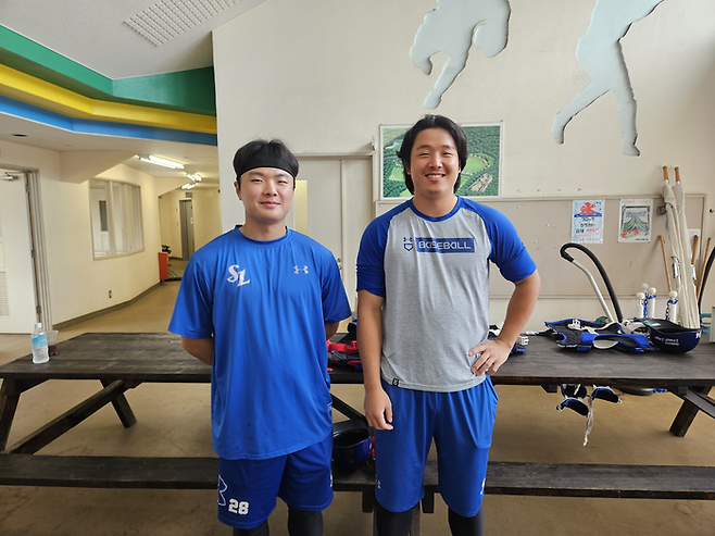 지난 11일 일본 오키나와에 위치한 아카마구장에서 삼성 라이온즈 이승민(왼쪽)과 양창섭이 인터뷰 중이다. 정지윤기자 yooni@yeongnam.com