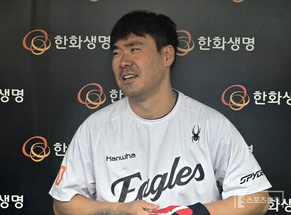 한화 베테랑 포수 이재원이 18일 플레이오프 1차전에 앞서 취재진과 인터뷰하고 있다. (사진=더게이트 황혜정 기자)