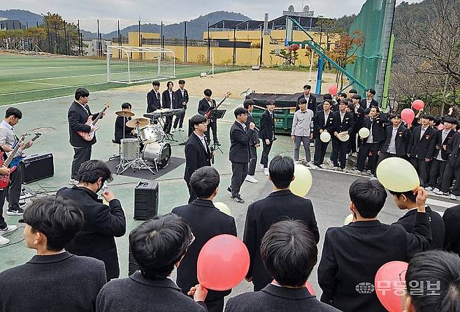 2026학년도 대학수학능력시험을 하루 앞둔 12일 오후 광주 서구 광주대동고등학교에서 밴드부가 고3 수험생들을 위한 응원 공연을 펼쳤다. 강주비 기자