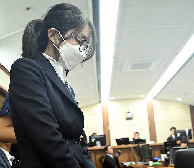 도이치모터스 주가조작, 통일교 청탁·뇌물 수수 의혹 혐의 등으로 구속기소 된 김건희 여사가 지난 9월 24일 오후 서울 서초구 서울중앙지방법원에서 열린 첫 재판에 출석하고 있다. 사진=뉴시스