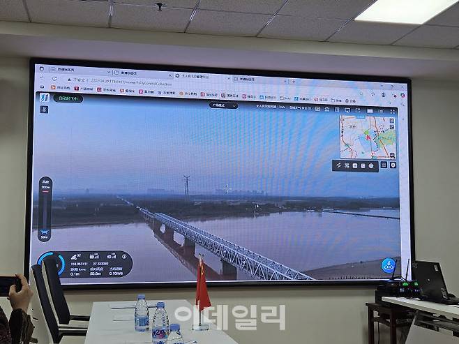 중국 동부 산둥성 빈저우의 저고도 산업 운영사 하이촹즈콩에서 드론을 이용한 순찰 모습을 시연하고 있다. (사진=이데일리 이명철 특파원)