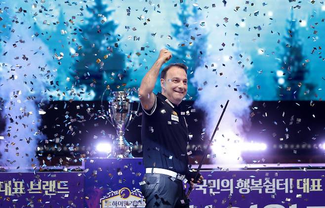 다니엘 산체스가 프로당구 PBA 우승을 확정지은 뒤 환호하고 있다. 사진=PBA