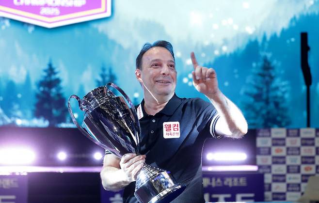 다니엘 산체스가 프로당구 PBA 우승 트로피를 들어올린 뒤 기뻐하고 있다. 사진= PBA