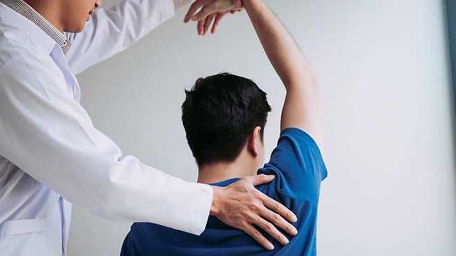 대부분의 어깨 통증은 정확한 조기 진단과 비수술적 치료만으로도 회복 가능하다｜출처: 클립아트코리아