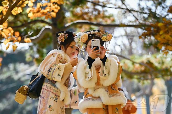 중국 전통의상 체험 ⓒ AFP=뉴스1