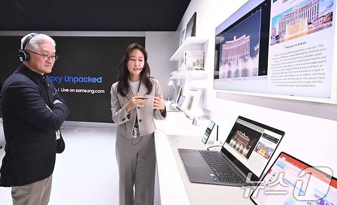 서경배 아모레퍼시픽그룹 회장이 세계 최대 가전·정보기술(IT) 전시회 CES 2025 개막일인 7일(현지시간) 미국 네바다주 라스베이거스 컨벤션센터(LVCC)에서 삼성전자 부스를 둘러보고 있다. (공동취재) 2025.1.8/뉴스1 ⓒ News1 신웅수 기자