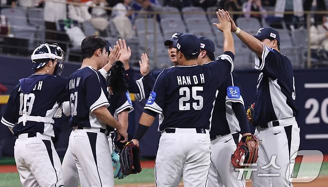9일 오후 서울 구로구 고척스카이돔에서 열린 2026 WBC 대비 평가전 '2025 네이버 K-베이스볼 시리즈(K-BASEBALL SERIES)' 체코와의 2차전 경기. 체코에 11대 1 대승을 거둔 대표팀 선수들이 기쁨을 나누고 있다. 2025.11.9/뉴스1 ⓒ News1 구윤성 기자
