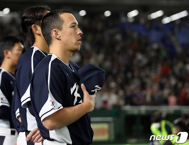 13일 오후 일본 도쿄돔에서 열리는 2023 월드베이스볼클래식(WBC) B조 1라운드 대한민국과 중국의 경기를 앞두고 대표팀 토미 현수 에드먼을 비롯한 선수들이 국민의례를 하고 있다. 2023.3.13/뉴스1 ⓒ News1 김진환 기자