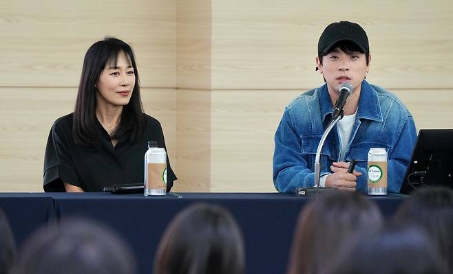 배우 문정희(왼쪽)와 박정민이 포토에세이 '마누 이야기-금빛 동행' 북콘서트에 참석한 모습(유한양행 제공) ⓒ 뉴스1