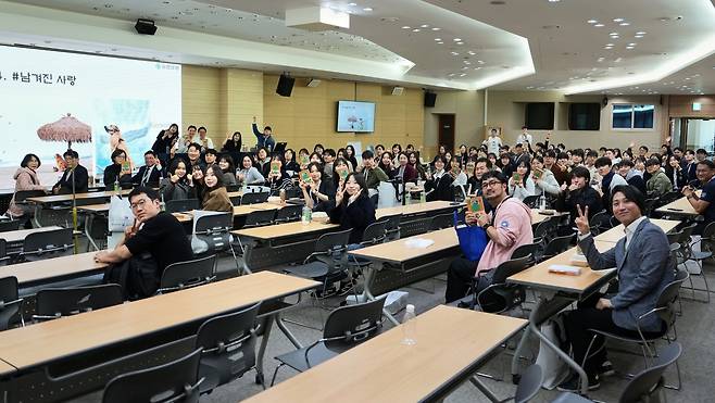 FASAVA 2025에서 열린 문정희 배우의 포토에세이 출간 콘서트에 참석한 사람들이 기념 사진을 찍고 있다(유한양행 제공). ⓒ 뉴스1