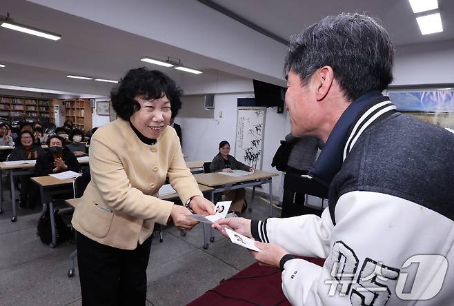 2026학년도 대학수학능력시험(수능)을 하루 앞둔 12일 서울 마포구 학력 인정 평생학교인 일성여자중고등학교에서 최고령 수험생인 서혜숙(78)씨가 수험표를 받고 있다. 2025.11.12/뉴스1 ⓒ News1 박지혜 기자