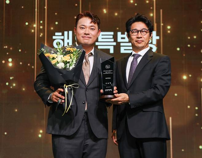 KPGA 시상식에서 해외 특별상을 받은 이승택. (KPGA 제공)