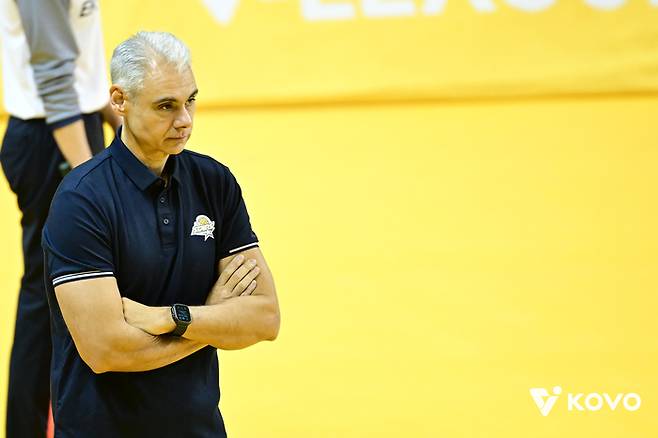 레오나르도 카르발류 감독. 사진 | 한국배구연맹