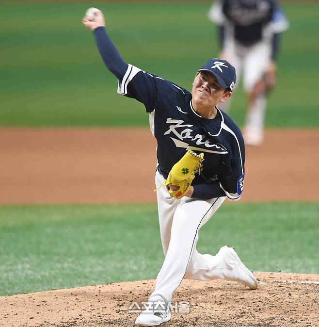 성영탁이 9일 서울 고척 스카이돔에서 열린 ‘2025 K-베이스볼 시리즈’ 체코와 2차전 경기 8회 역투하고 있다. 고척 | 최승섭기자 thunder@sportsseoul.com