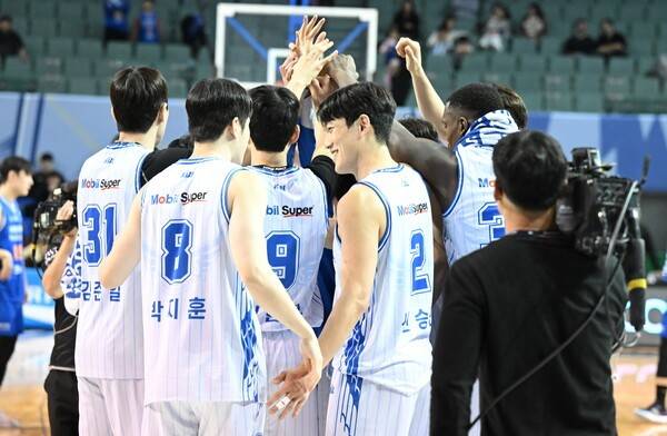 8일 서울 잠실체육관에서 열린 2025~2026 LG전자 프로농구 정규리그 서울 삼성과의 2라운드 경기에서 승리한 대구 한국가스공사. /사진=KBL
