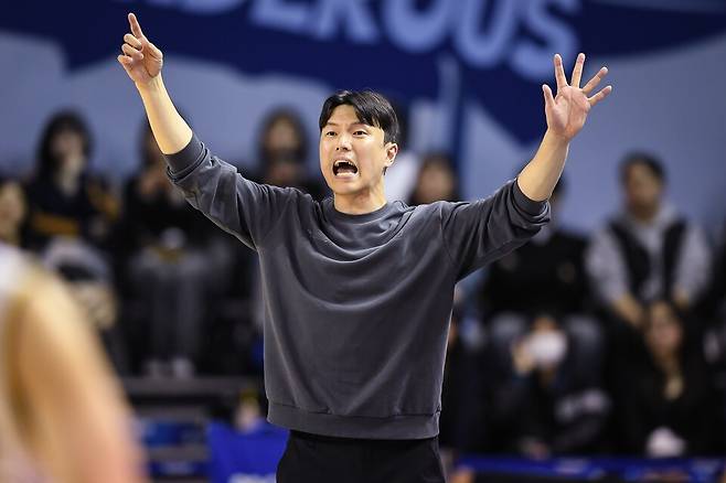 서울 삼성 김효범 감독이 12일 서울 송파구에 위치한 잠실실내체육관에서 열린 2025~2026 LG전자 남자프로농구(KBL) 정규리그 LG와의 경기에서 선수단에 지시하고 있다. /사진=KBL