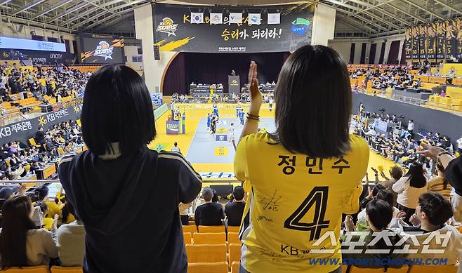 KB손해보험 시절 정민수 유니폼 입고 응원하는 배구팬.