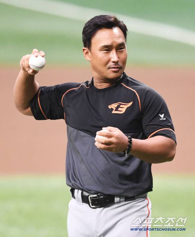 배팅볼을 던지는 정경배 한화 타격코치. 스포츠조선DB