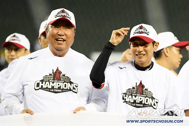 1일 잠실구장에서 정규리그 우승을 확정 지은 LG 트윈스 차명석 단장, 염경엽 감독이 기뻐하고 있다. 잠실=박재만 기자 pjm@sportschosun.com/2025.10.01/