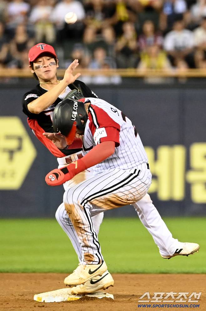 14일 잠실야구장에서 열린 KIA와 LG의 경기, 5회말 1사 1루 LG 김현수의 내야땅볼때 1루주자 오스틴이 2루 포스아웃되고 있다. 1루 송구를 이어가는 KIA 유격수 박찬호의 모습. 잠실=허상욱 기자wook@sportschosun.com/2025.09.14/