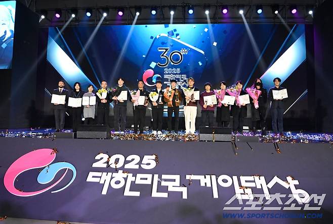 2025 대한민국 게임대상이 12일 부산 벡스코에서 열렸다. 수상자들이 포즈를 취하고 있다. 부산=허상욱 기자wook@sportschosun.com/2025.11.12/