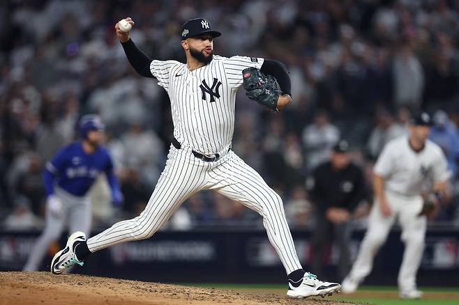 NEW YORK, NEW YORK - OCTOBER 08: Devin Williams #38 of the New York Yankees pitches against the Toronto Blue Jays during the seventh inning in game four of the American League Division Series at Yankee Stadium on October 08, 2025 in New York City.   Ishika Samant/Getty Images/AFP (Photo by Ishika Samant / GETTY IMAGES NORTH AMERICA / Getty Images via AFP)

<저작권자(c) 연합뉴스, 무단 전재-재배포, AI 학습 및 활용 금지>