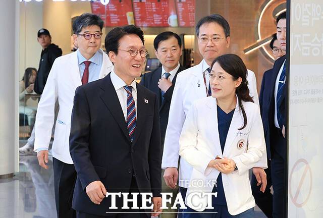 김민석 국무총리(왼쪽 두 번째)가 12일 오전 서울 성북구 고려대학교 안암병원을 찾아 권역응급의료센터 현장점검을 하고 있다. /청사사진기자단