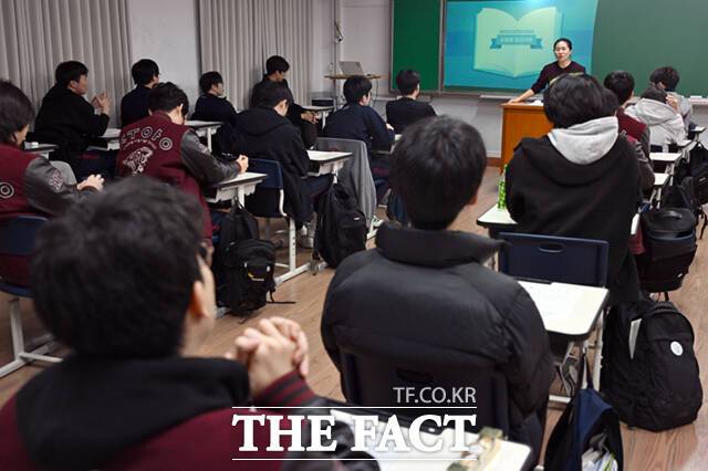 2026학년도 대학수학능력시험을 하루 앞둔 12일 오전 서울 종로구 중앙고등학교에서 고3 수험생이 담임선생님의 수험생 유의사항을 듣고 있다.