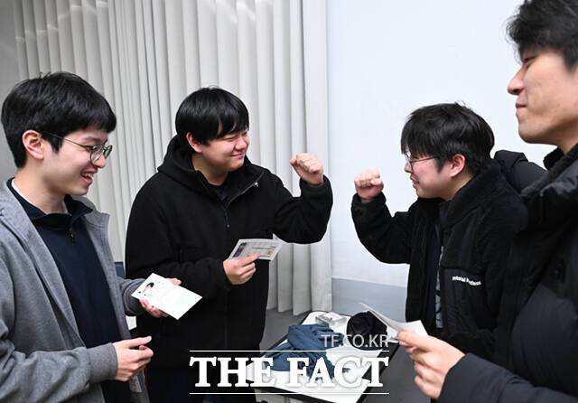 '우리 수능 잘 보자!' 서로 응원하는 고3수헙생들.