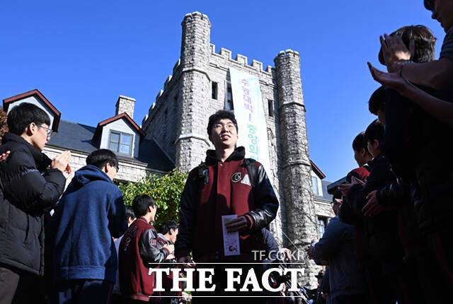 올해 수능은 13일 오전 8시 40분부터 오후 5시 45분(일반수험생 기준)까지 전국 1310개 시험장에서 실시된다.