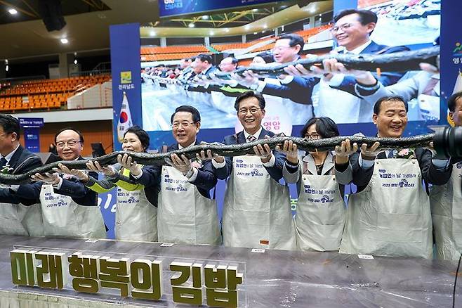 제 30회 농업인의 날 기념행사에 참석한 우승희 군수(가운데)와 김영록 전남도지사(왼쪽)가 함께 김밥 퍼포먼스 펼치고 있다. 영암군 제공