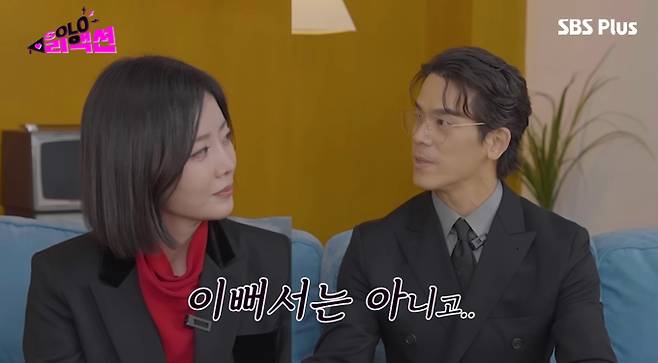 '나는 솔로' 28기 광수와 정희가 '나는솔로 현커'라는 강력한 증거들이 공개되었다. 최근 SBS Plus 유튜브 채널에 공개된 예고 영상에서 두 사람이 손을 잡고 있는 모습이 포착되었고, 방송 내내 서로에게 보였던 호감이 현실로 이어졌음을 암시했다. 광수는 다른 남성 출연자와의 장면에 질투를 보이기도 했다. 여기에 아울렛 데이트 목격담까지 더해지면서, 많은 시청자들이 두 사람의 '나는솔로 현커' 탄생을 기정사실로 받아들이고 있다.