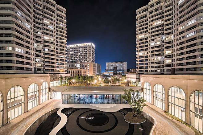 부산시 기장군 기장읍에 들어선 하이엔드 시니어 주거단지 '라우어'. 올 3월 운영을 시작한 노인복지주택 '라우어'와 너싱홈 '라티브', 한방병원, 메디컬센터, 쇼핑몰 등으로 이뤄져 있다. 초기 고령자부터 후기 고령자까지 함께 지낼 수 있는 국내에서 보기 드문 원스톱 시니어 복합타운이다. /㈜한화 건설부문