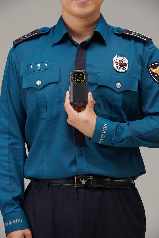 경찰이 2025년 연내에 정식 장비로 도입한 바디캠 장비. /사이버텔브릿지