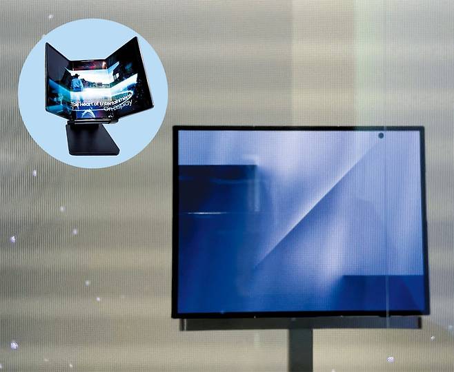 지난 28일 경주 아시아태평양경제협력체(APEC) 현장에서 공개된 '갤럭시 Z 트라이폴드' 실물 모습. 양쪽을 모두 펼치면 10인치 대화면이 된다. 작은 사진은 삼성전자 트라이폴드폰처럼 안쪽으로 두 번 접는 디스플레이가 적용된 스마트폰 샘플. /박지민 기자·삼성디스플레이