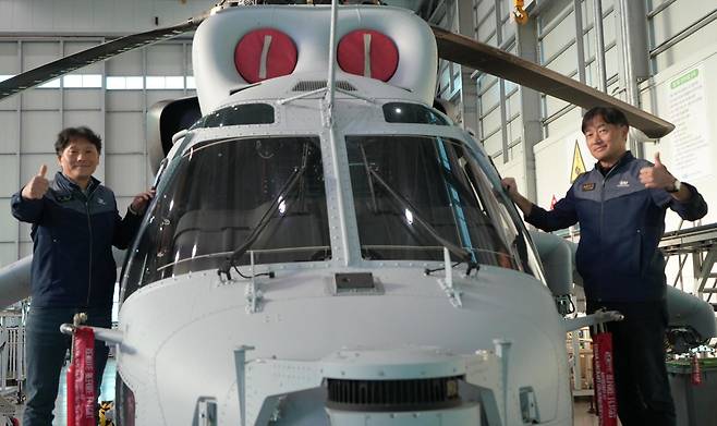 10일 경남 사천시 한국항공우주산업(KAI) 헬기동에서 백승철 헬기체계해석팀 수석연구원(왼쪽)과 박연수 동력전달시스템실 전무가 수리온에 기반해 제작된 해병대용 ‘상륙공격헬기’ 옆에서 포즈를 취하고 있다. 한국항공우주산업 제공