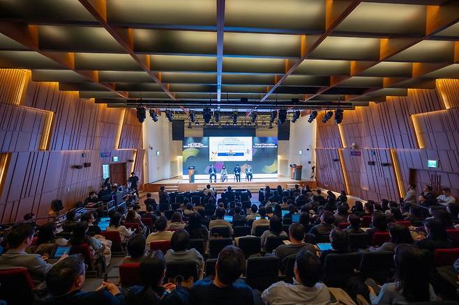 ‘2025 기업사회공헌 컨퍼런스’ 패널토론이 진행되고 있다. (왼쪽부터) 한우재 숭실대학교 사회복지학부 교수, 나우리 아모레퍼시픽 CSR팀 차장, 박계성 한국토지주택공사 건설임대사업처 차장, 이원태 함께일하는재단 사무국장. 사랑의열매 사회복지공동모금회 제공