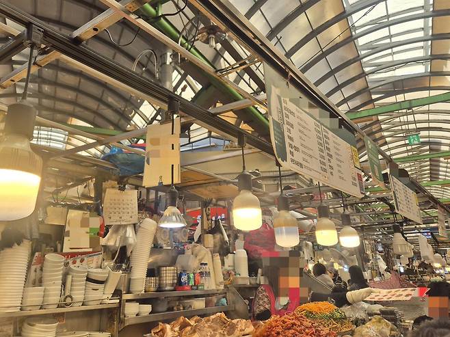 유튜버 폭로로 ‘바가지 논란’이 확산된 서울 광장시장에서 성실한 상인들이 피해를 호소하고 있다. 종로구는 시장 질서 회복을 위해 ‘노점 실명제’ 도입을 추진 중이다. 광장시장 노점 모습ⓒ News1